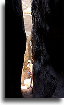U wejścia do szczeliny::Rejon Igieł w Canyonlands, Utah, USA::