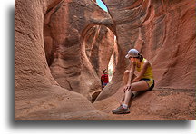 Łuk skalny wewnątrz kanionu Peek-A-Boo::Grand Staircase Escalante, Utah, USA::