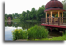 Posągi nad jeziorem::New Vrindaban, Zachodnia Wirginia, USA::